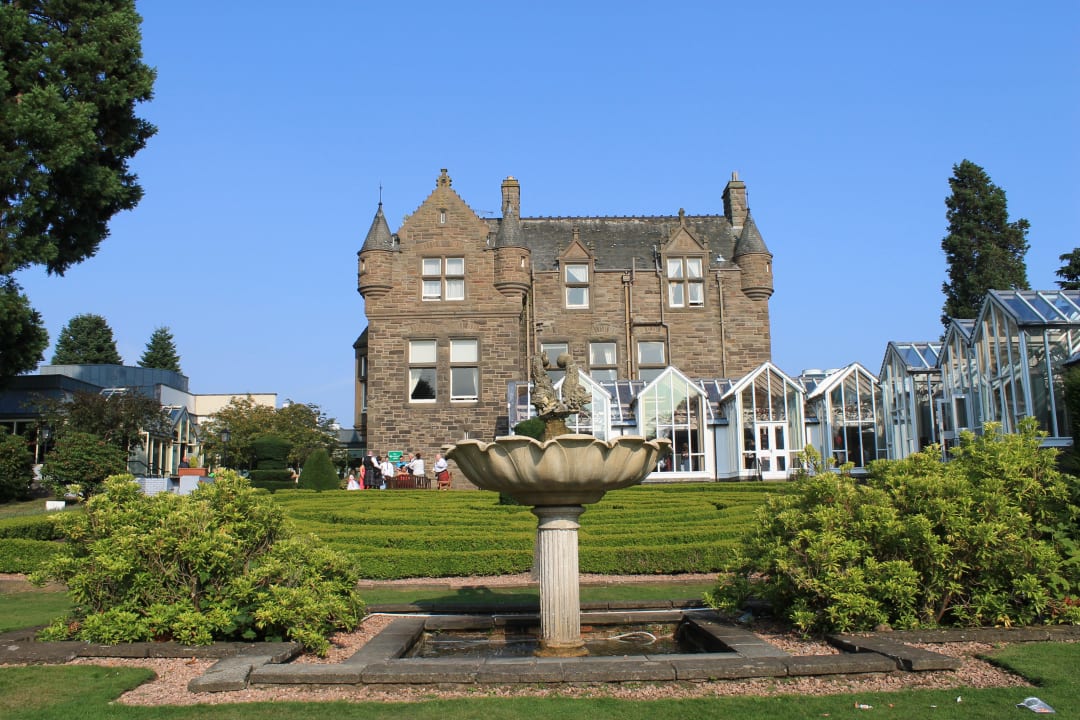 Blick vom Garten auf das Hauptgebäude mit Frühstüc The Landmark Hotel and Leisure Club
