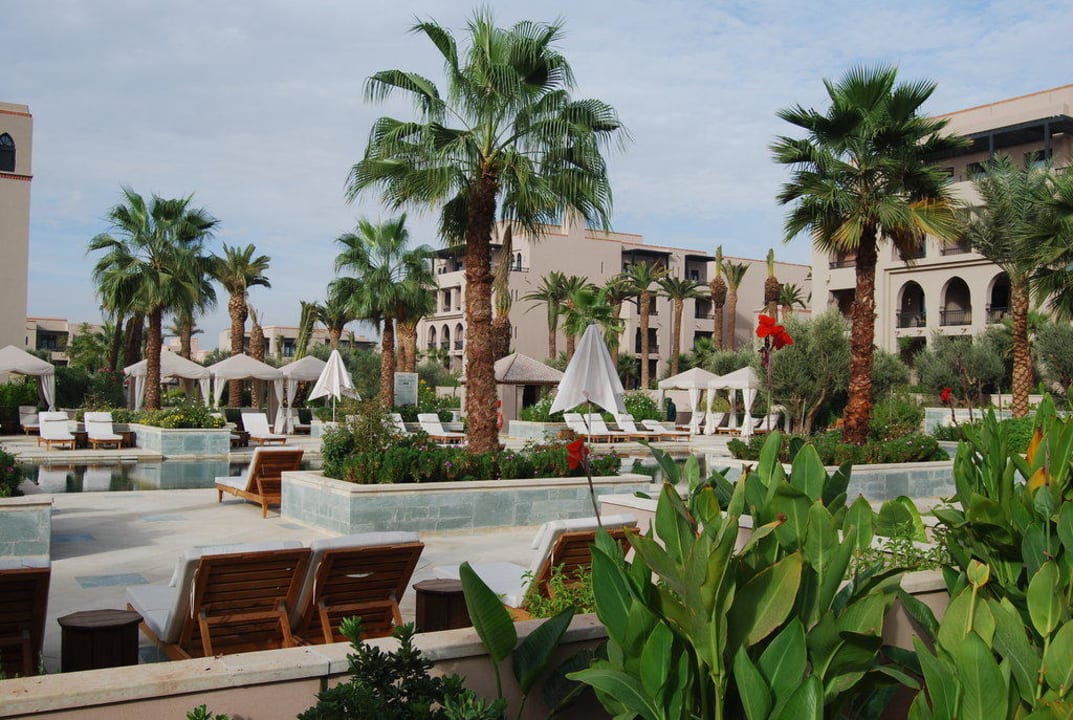 Einer der Pools - dahinter die Bungalows Four Seasons Resort Marrakech