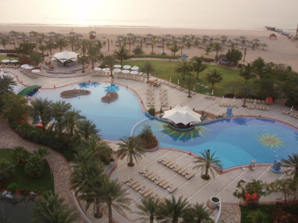 Blick auf Pool aus Hotelzimmer Hotel Le Meridien Al Aqah Beach Resort