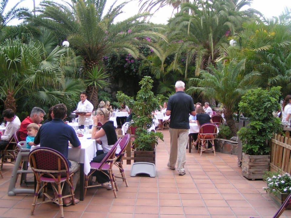 Büffet im Garten Abora Catarina by Lopesan Hotels
