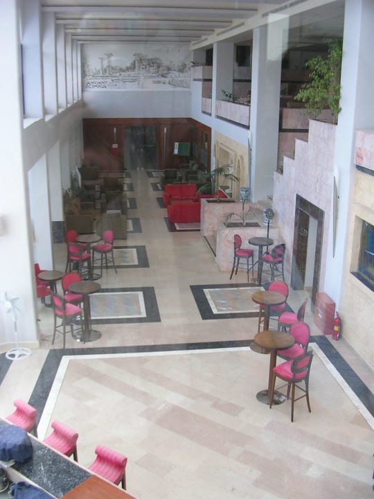 Blick vom Aufzug auf Bar und Restauranteingang Kresten Palace Hotel