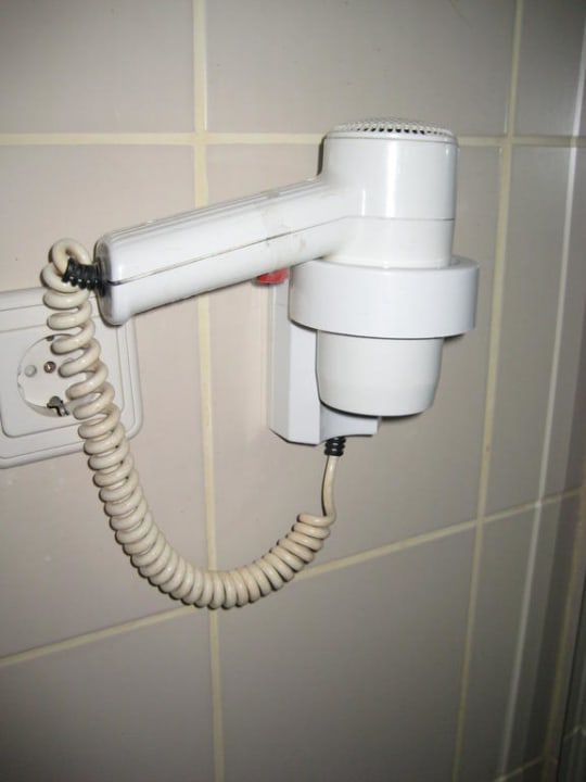 Kaputter, dreckiger Föhn Falcon Hotel