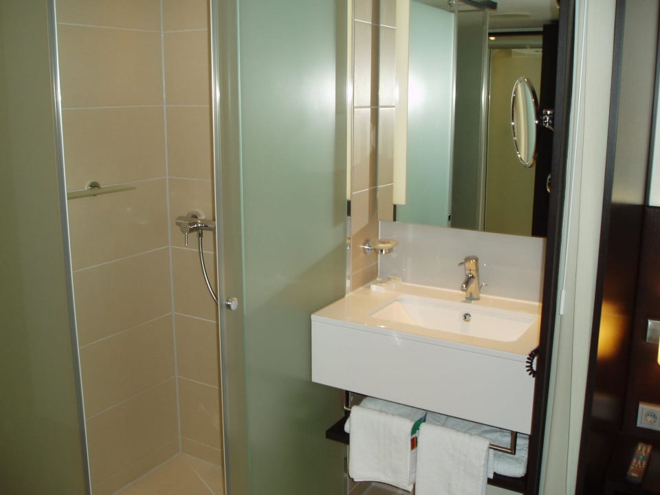 Offener Waschbereich mit Dusche Park Inn by Radisson Berlin Alexanderplatz