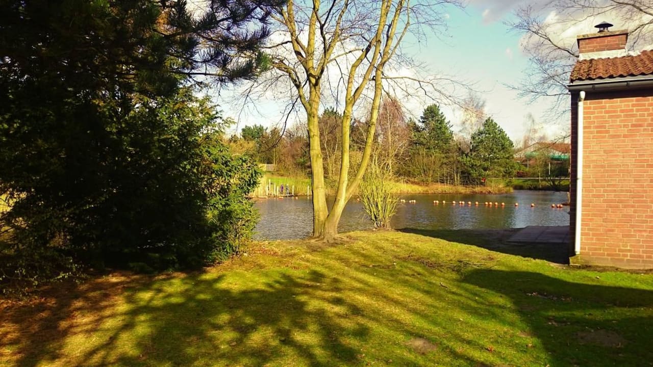 Blick von Ferienhaus aufs Wasser Roompot Weerterbergen