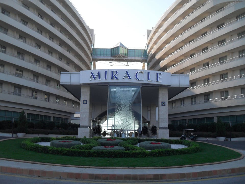 Eingang Hotel Miracle Resort