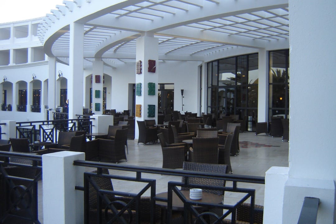 Taras przy barze w lobby  Iberostar Waves Founty Beach