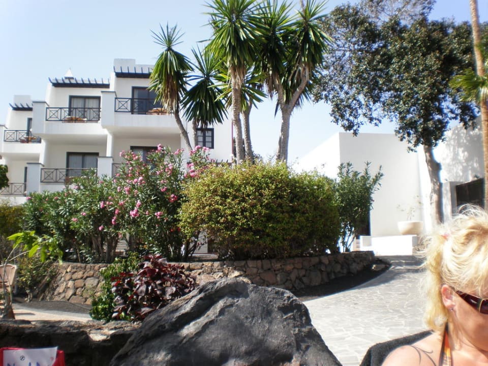 Die Aussicht von der Poolbar zu den Zimmern allsun App.-Hotel Albatros