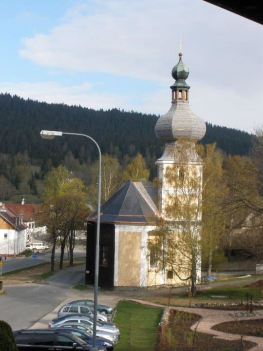 Blick auf die Dorfkirche von Srni Hotel Srni