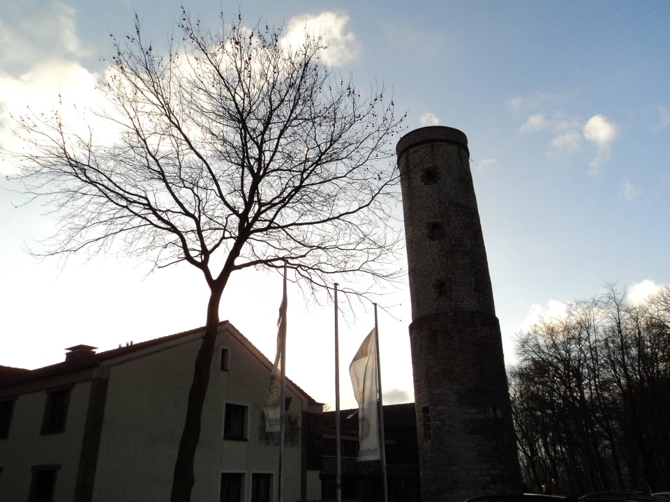 Eingang mit dem historischen Turm davor AKZENT Hotel Höxberg