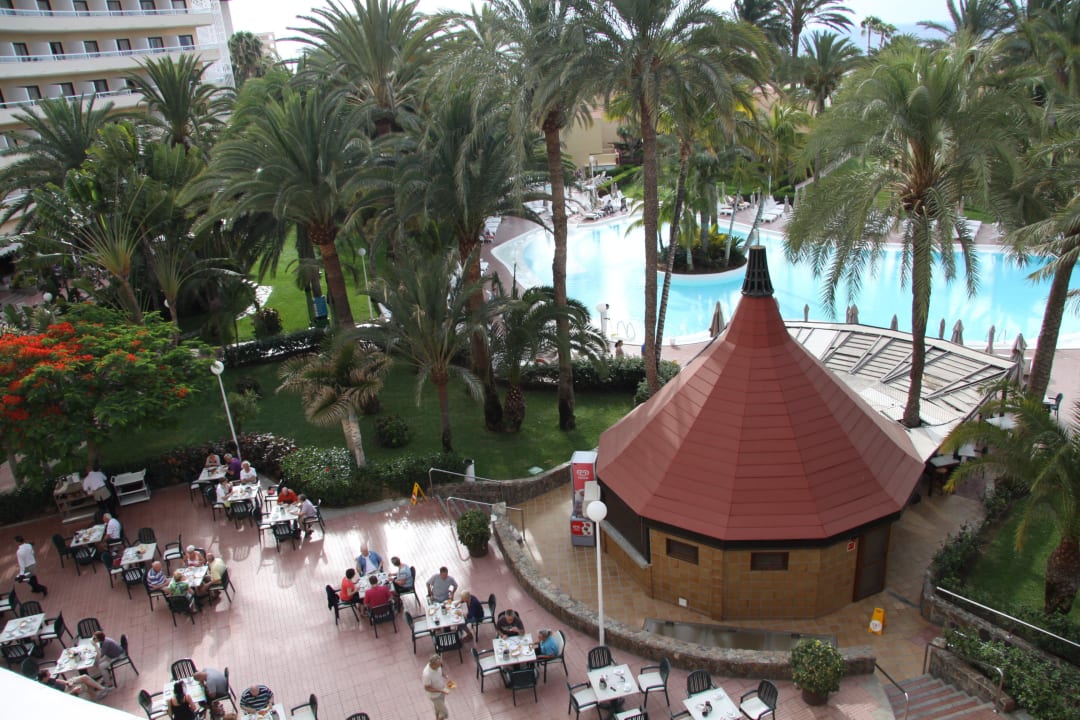 Frühstück auf der Terrasse mit Poolbar und Pool Bung Riu Palmitos