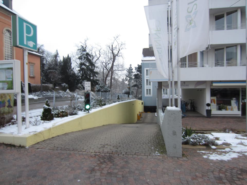 Einfahrt zur Parkgarage 20% Steigung € 7,00 / Tag ACHAT Hotel Bad Dürkheim