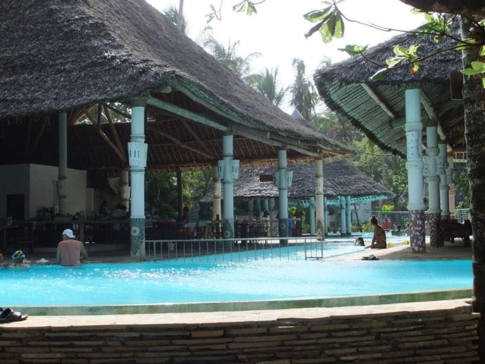 Pool / links Snack-Restaurant, rechts Poolbar Neptune Village Beach Resort & Spa