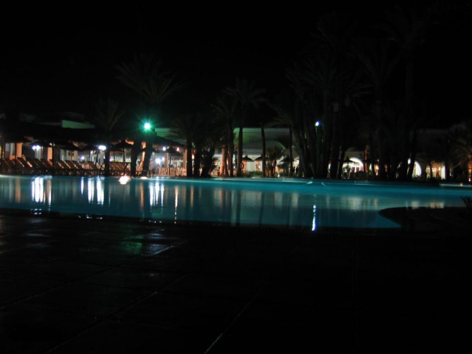 Teil der oberen Poolanlage am Abend Zita Beach Resort