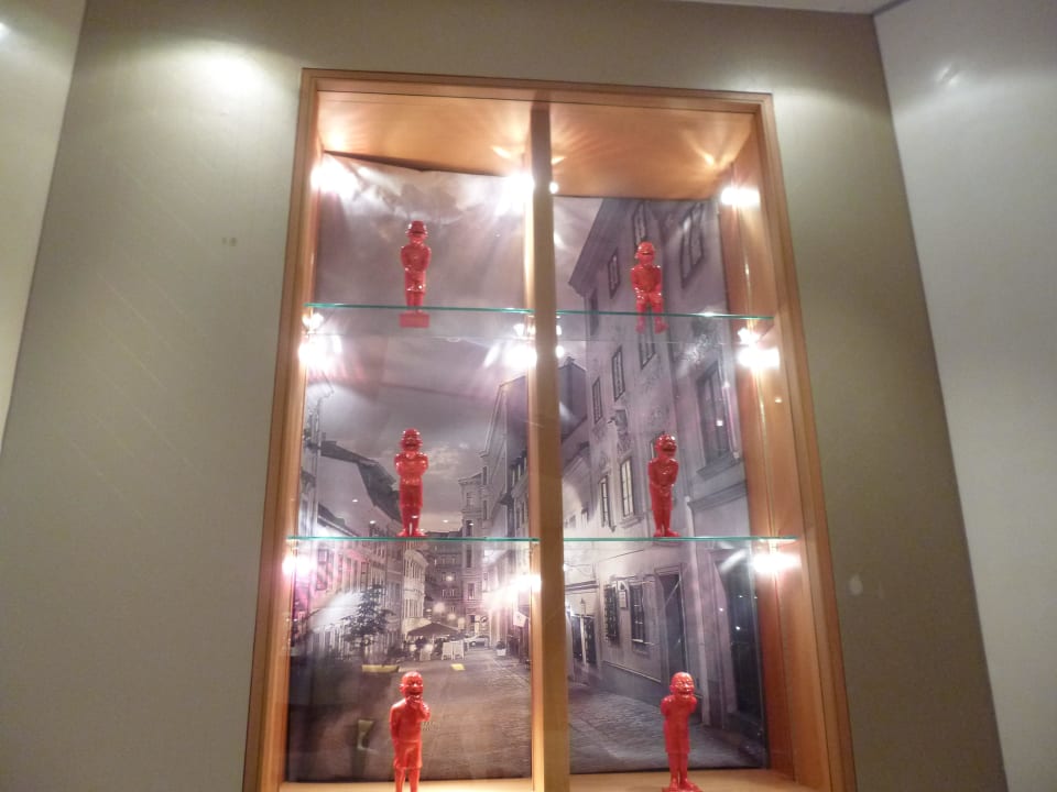 Vitrine zu den Aufzügen Hilton Vienna Park