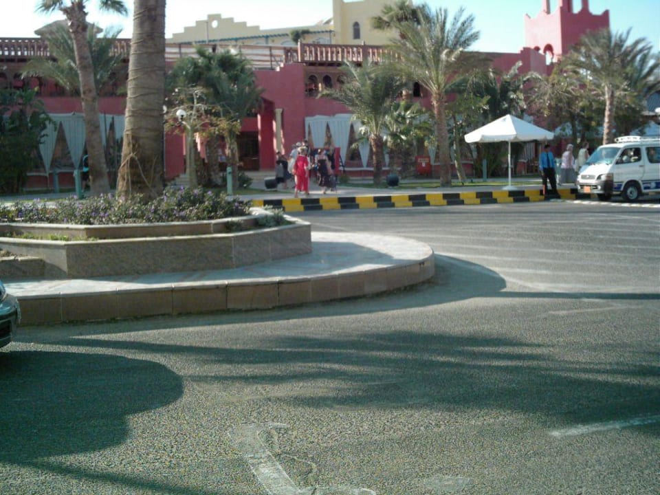 Hauptstrasse vor dem Hotel The Grand Resort