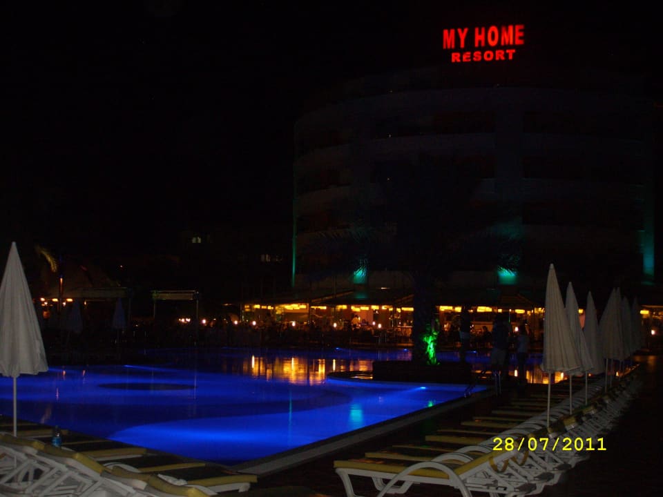 Bazén a hotel v noci My Home Resort