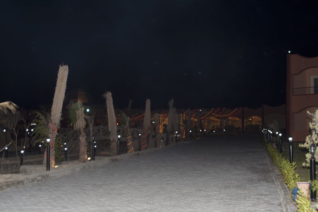 Einer der Gehwege Three Corners Happy Life Beach Resort