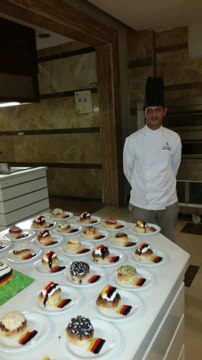 Timurhan macht leckere Torten Calimera Hane Garden