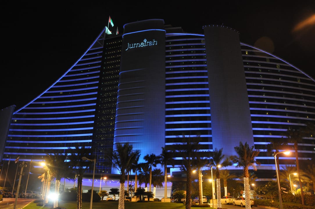 Von der Strasse aus gesehen  Jumeirah Beach Hotel