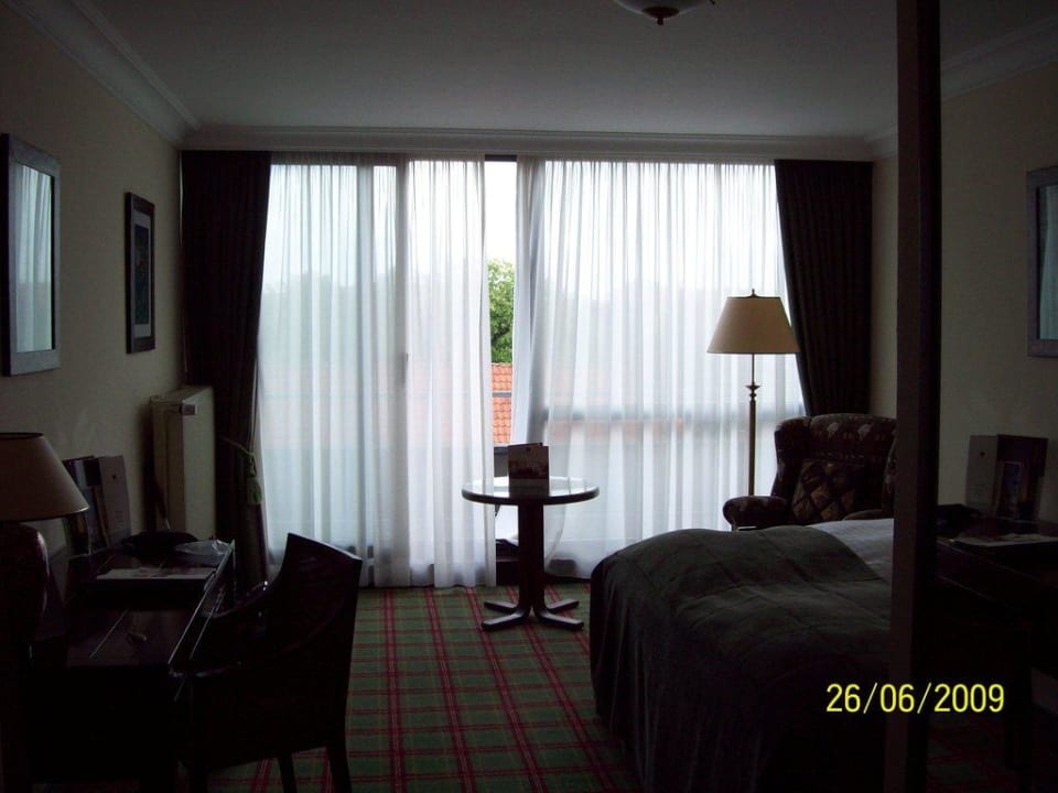 Blick vom Flur in das Zimmer Althoff Hotel Fürstenhof