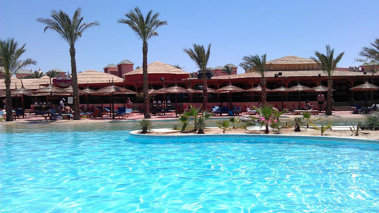 Im Hintergrund die Restaurants Pickalbatros Aqua Vista Resort - Hurghada