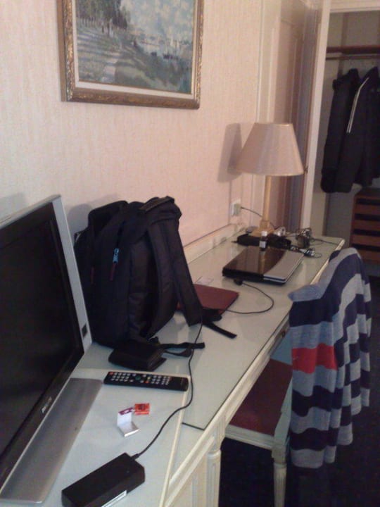 Schreibtisch mit Fernseher Hotel Victor Hugo Paris Kléber