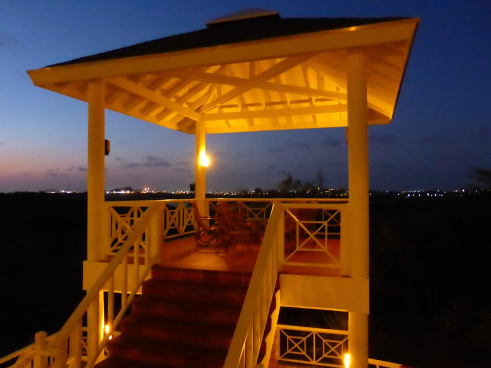 Aussichtsturm bei Nacht Chogogo Dive & Beach Resort