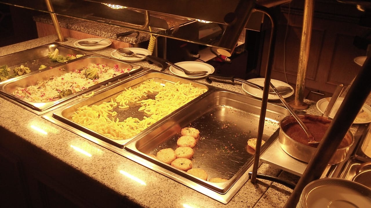 Teilbereich des Warmbuffets Steigenberger Hotel Bad Neuenahr