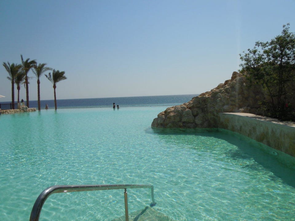 Blick auf den Pool und aufs Meer Makadi Spa - Adults only