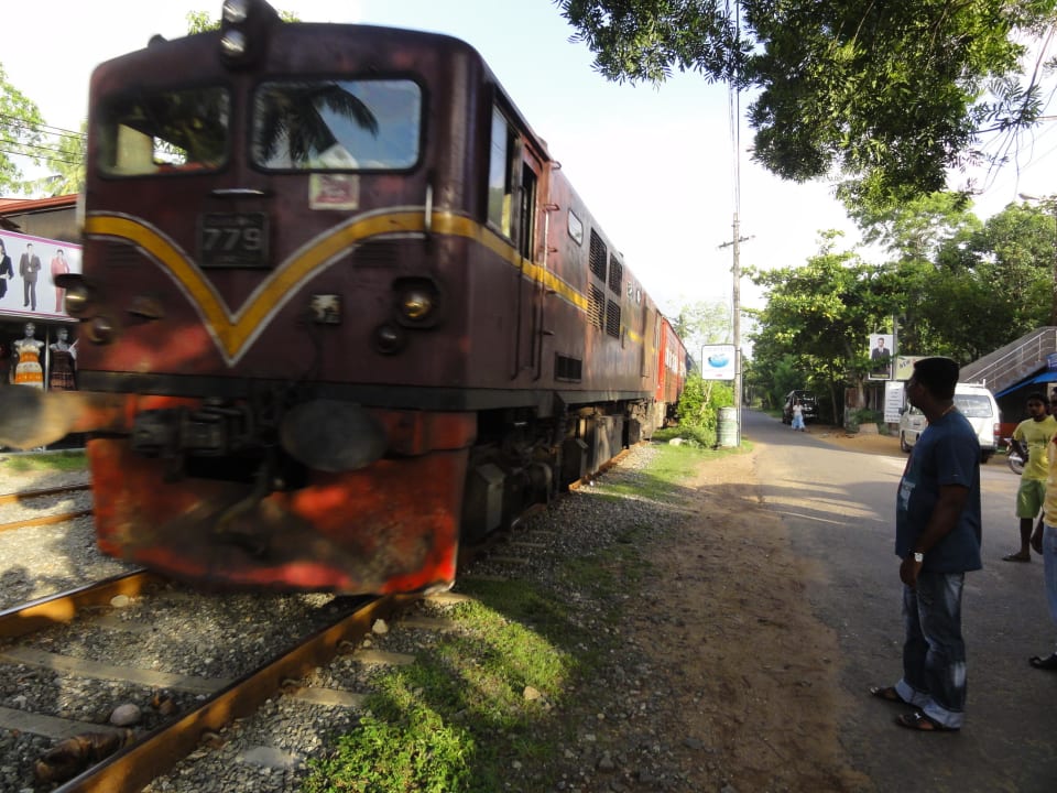 Hinter dem Hotel die Bahnlinie Mermaid Hotel & Club