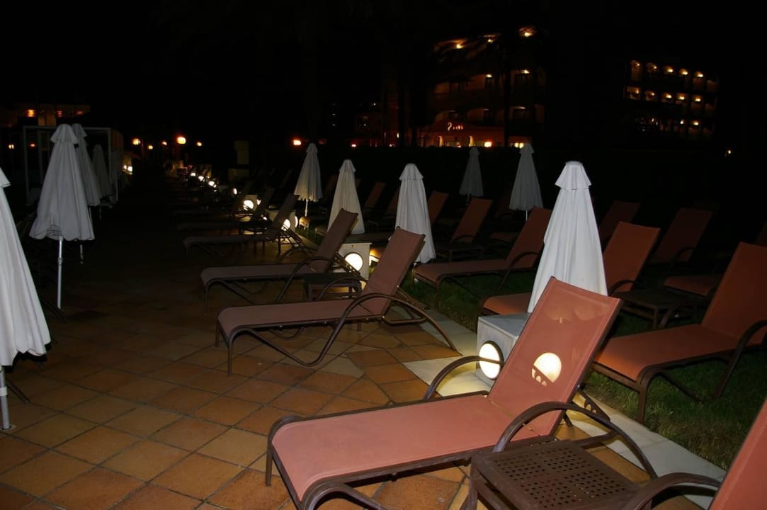 Liegen im Außenbereich Hotel Serrano Palace