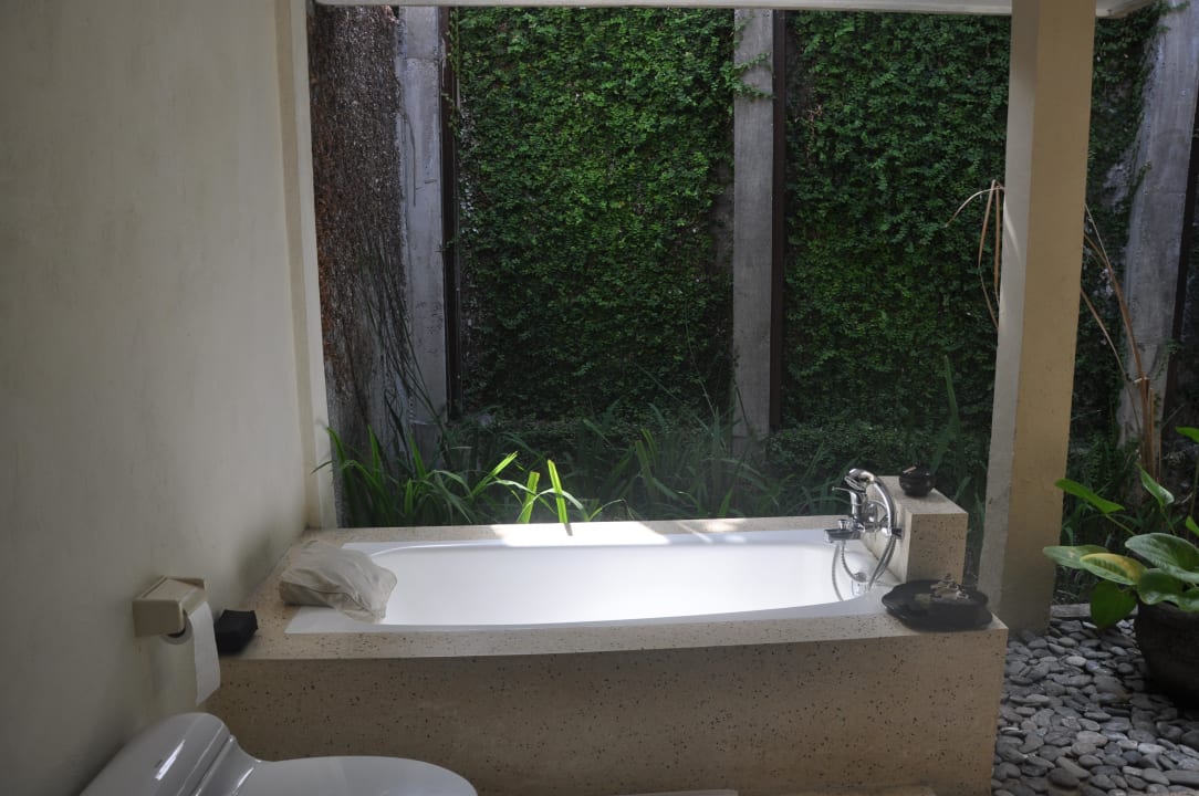 Die Badewanne in einem der 3 Bäder Kayumanis Sanur Private Villa & Spa
