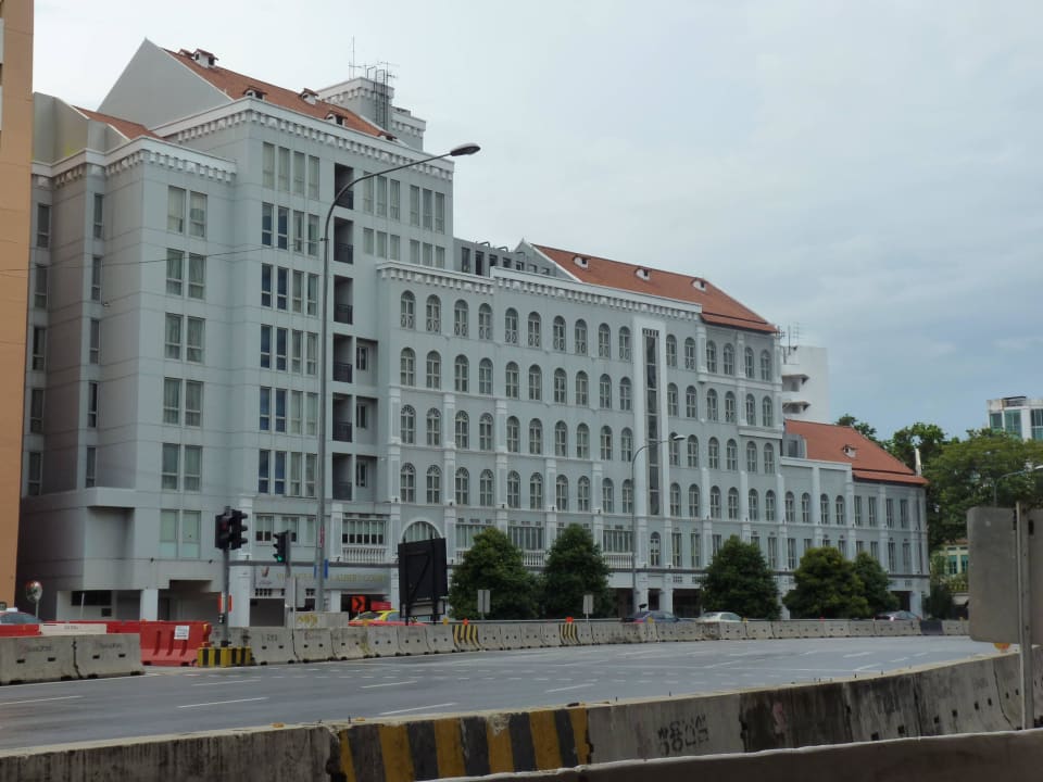 ... Rückansicht Village Hotel Albert Court