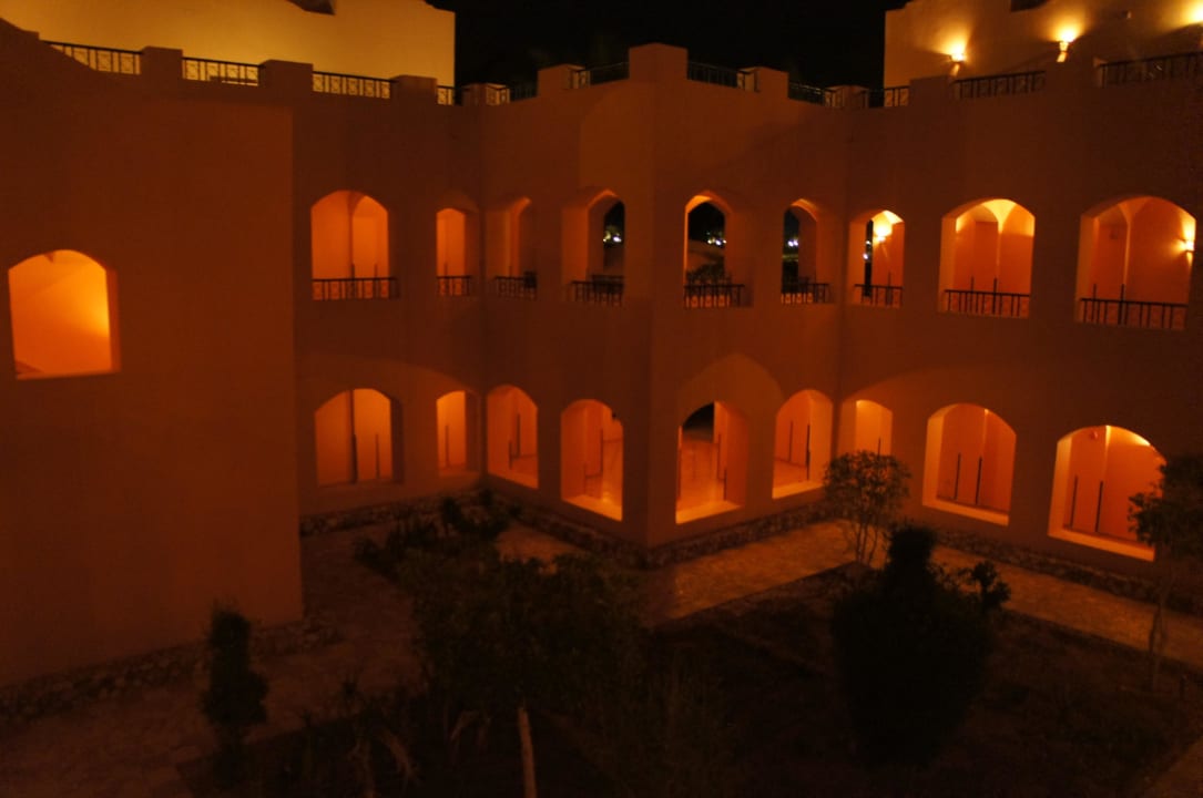 Innenhof Jaz Makadi Oasis Resort