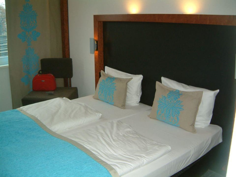 Bett im Hotelzimmer Motel One Nürnberg-City