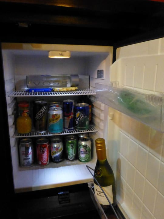 Mini Bar bei AI Softdrinks und Bier frei LUX South Ari Atoll