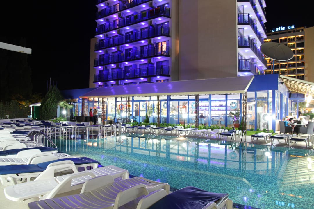 POOL BY NIGHT  Hotel Palace