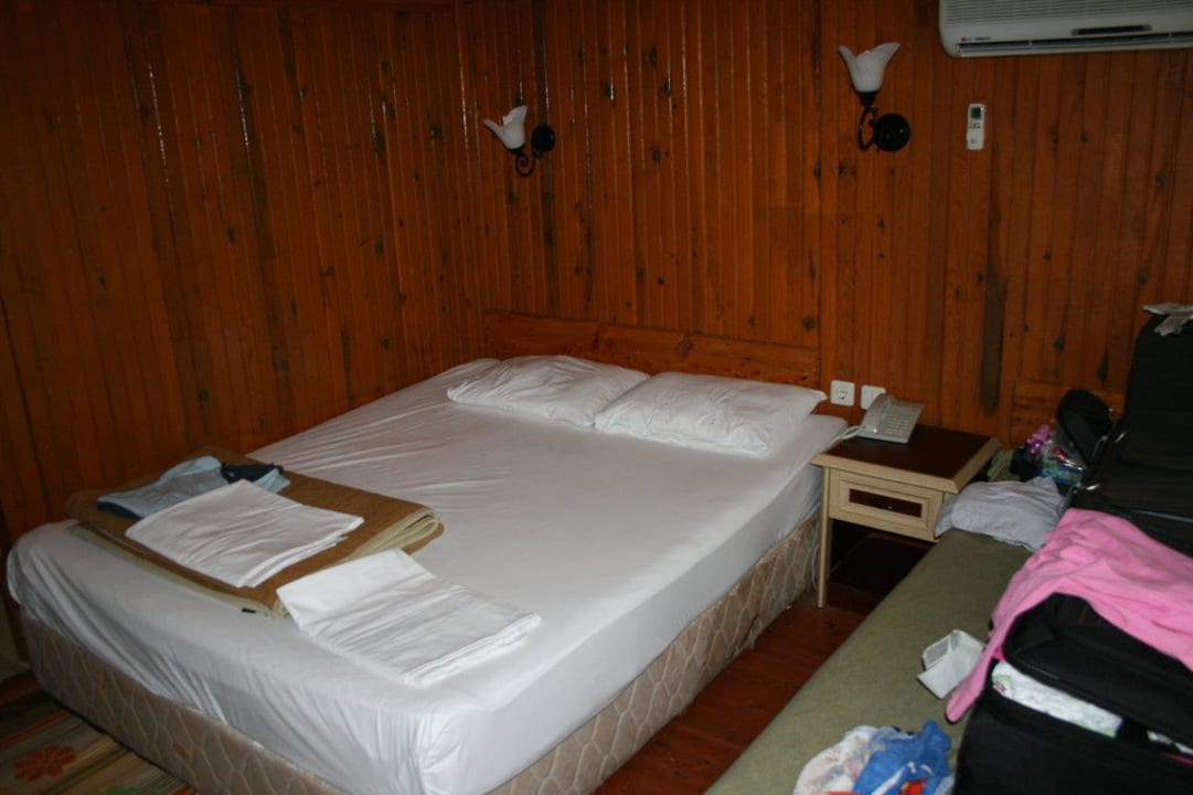 Blick auf Schlafbereich, Einzelbett ist rechts Clover Magic Nova Beach