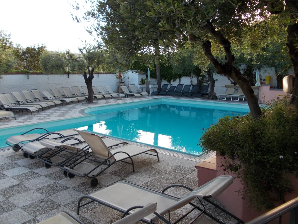 Alleine am Pool Villa Giada Resort