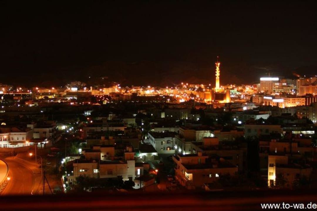 Blick vom Hotel auf Mascat bei Nacht Hotel Al Falaj
