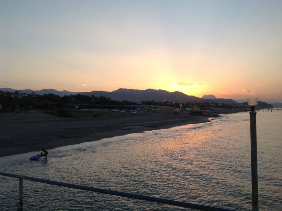 Sonnenaufgang vom Steg aus Club Turtas Beach Hotel