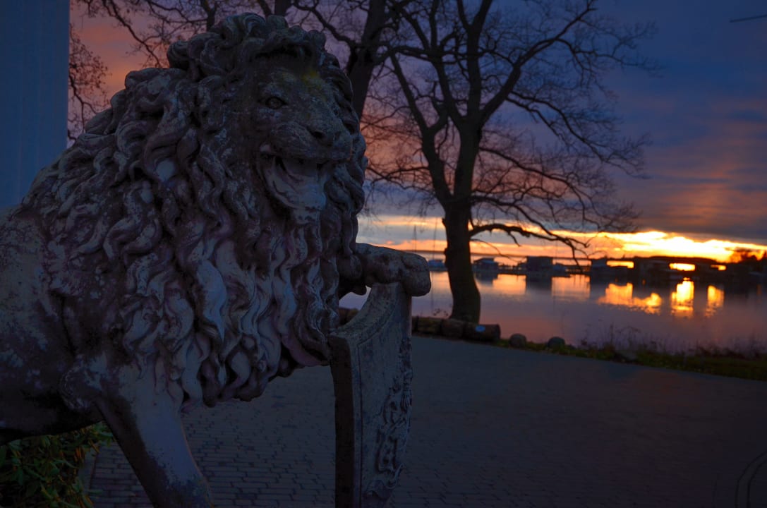 Blick auf den nahegelegenen Hafen bei Sonnenunterg Hotel Badehaus Goor