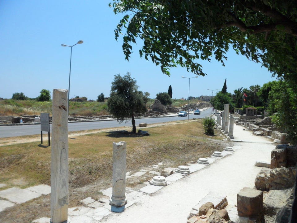Fußweg i.R. Stadttor (rechts-mittig Hoteleinfahrt) Can Garden Beach