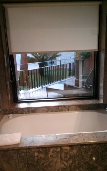 Badewanne mit Ausblick Grande Real Villa Italia