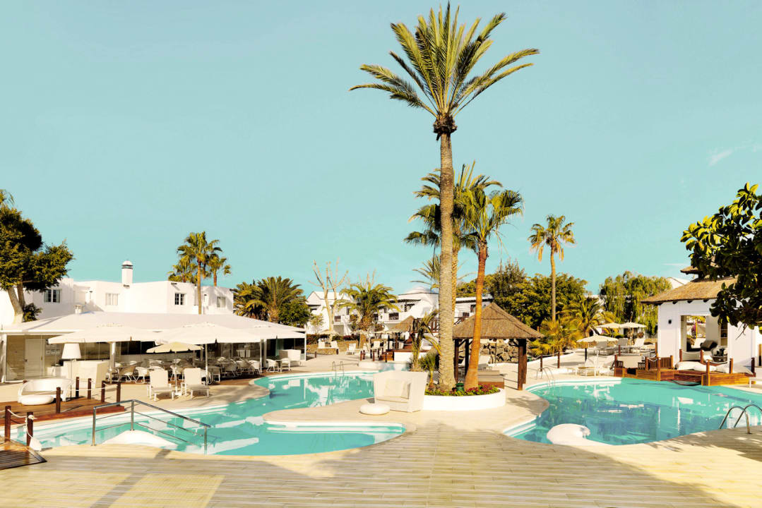 Pool H10 White Suites