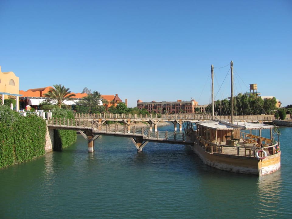 Boatbar, im Hintergrund Orientalisches Restaurant Sheraton Miramar Resort El Gouna