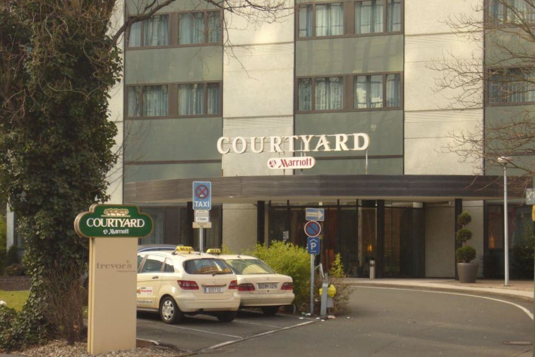 Hotel-Eingang Courtyard by Marriott Düsseldorf Seestern