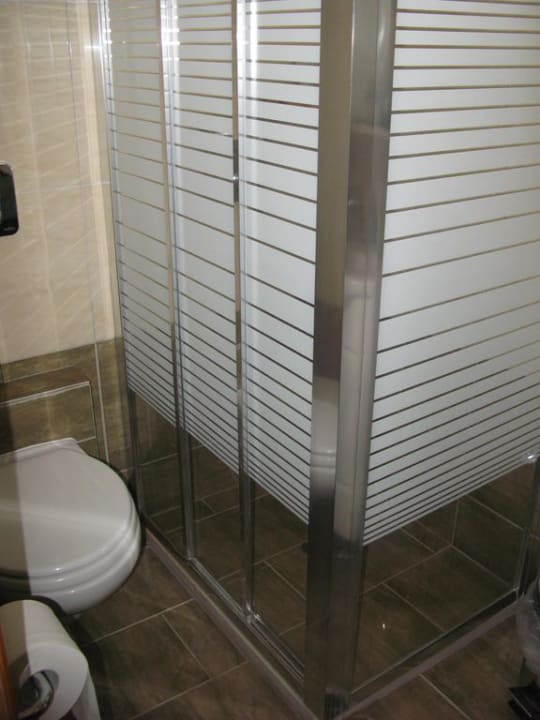 Badezimmer mit  neuer Dusche Hotel Regina