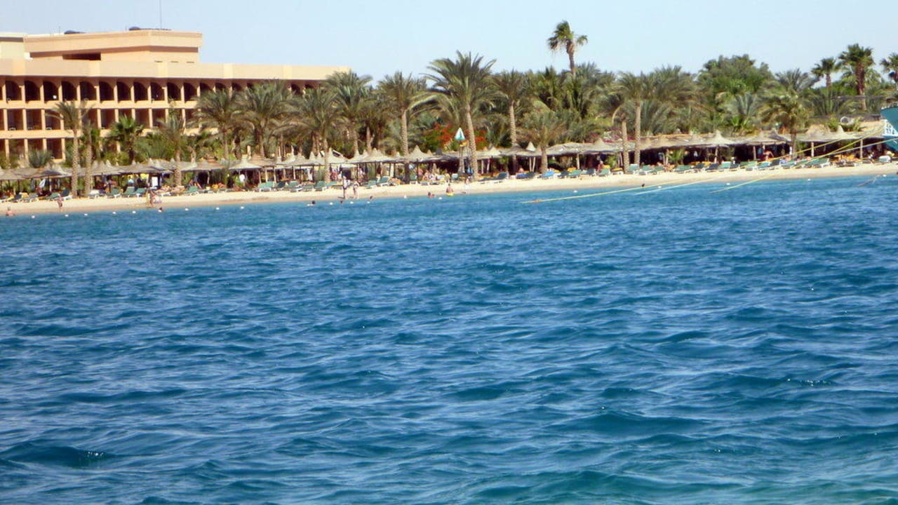 Blick von der Sandbank auf das Hotel Giftun Azur Resort