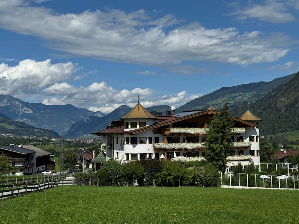 "Ausblick" Hotel Magdalena (Ried im Zillertal) • HolidayCheck (Tirol ...